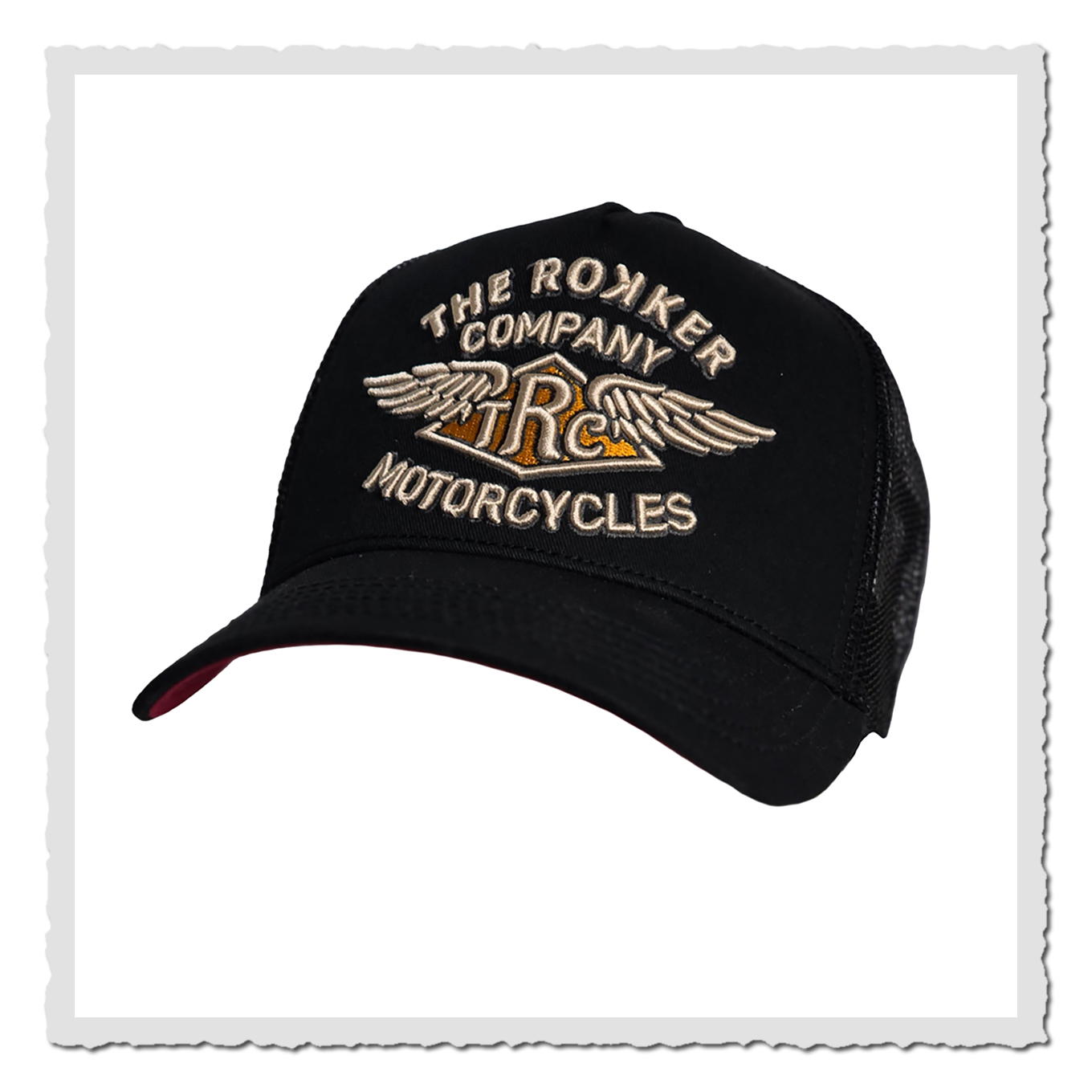 Freigestellte schwarze Trucker Cap mit Wings-Stickerei, schräg von vorn fotografiert, Mesh-Rückseite, weiße Fläche.